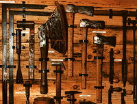 Ausstellung der Werkzeuge eines Schreiners, wie sie im Cunewalder Umgebindehaus zu sehen sind.