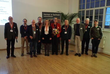 Zehn Mitglieder der AG Industriekultur im Halbkreis aufgestellt