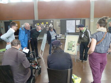 Teilnehmer der Exkursion lassen sich an einem Poster die Geschichte des PlattenwerksDresden-Johannstadt erklären