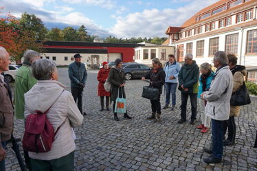 Exkursionsteilnehmer im Hof der sogenannten Schraubzwinge der Deutschen Werkstätten Hellerau