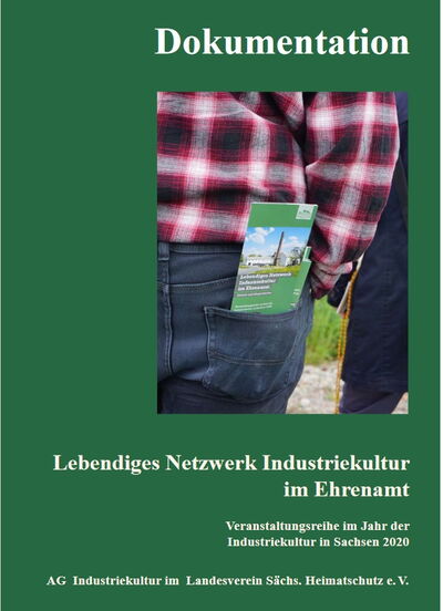 Deckblatt Abschlussbericht Foto mit Flyer in der Hosentasche eines Exkursionsteilnehmers