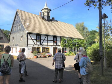 Exkursionsteilnehmer vor dem Huthaus der Grube Alte Hoffnung Gottes Erbstolln. Foto Albrecht Kirsche