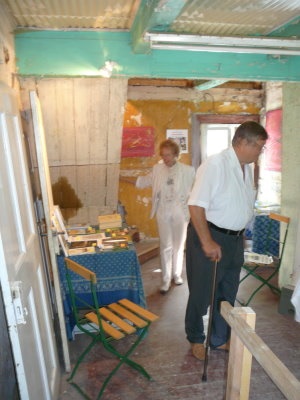 Interessiert nehmen die Besucher die Präsentationen und Exponate zur Kenntnis