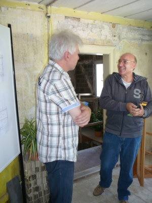 Interessiert nehmen die Besucher die Präsentationen und Exponate zur Kenntnis