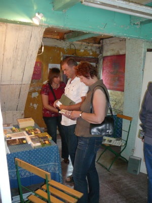 Interessiert nehmen die Besucher die Präsentationen und Exponate zur Kenntnis