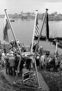 Einweihung der Erinnerungsstätte an das historische Zusammentreffen der Alliierten in Strehla, am 25. 4. 1995. Im Hintergrund Lorenzkirch.