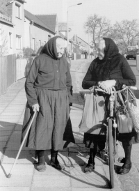 Magdalena Boh und Martha Halla – zwei Neustädterinnen in Alltagstracht (1995).