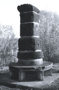 Tetzelsäule über dem linken Elbufer in Höhe der Braudenfurt bei Elb-Kilometer 36,4