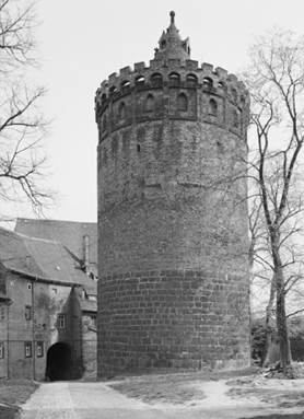 Burg Mildenstein, Leisnig; Blick auf das Torhaus und den Bergfried Aufnahme aus dem Jahr 1983