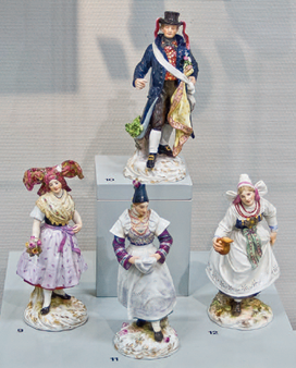 Die Trachtengruppe der Sorben ist die umfangreichste der Porzellanserie, sie präsentiert die vier sorbischen Trachtenregionen der Lausitz. Neben dem Hochzeitsbitter, braška, aus der mittleren Lausitz ist es die Brautjungfer der katholischen Sorben um Crostwitz und Wittichenau in der Oberlausitz, das Mädchen in der sorbischen Festtracht aus Werben (aus dem Spreewald, N.-L., Preußen) und die Braut aus der Hoyerswerdaer Region (von links nach rechts)