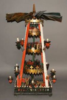 Stab-Pyramide mit Seiffener Besatz, Erzgebirge um 1860. Geschenk des Landesvereins Sächsischer Heimatschutz 1997. SKD Volkskunstmuseum, G 10174, Foto: Jürgen Karpinski