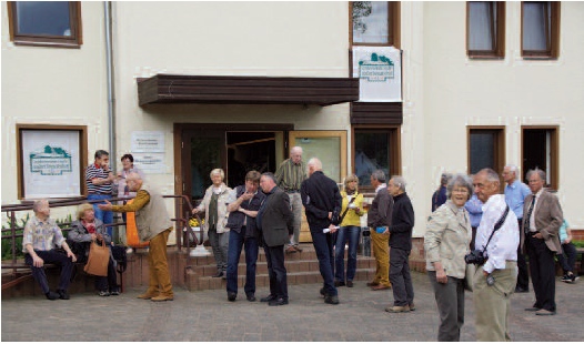 vor der Mehrzweckhalle 