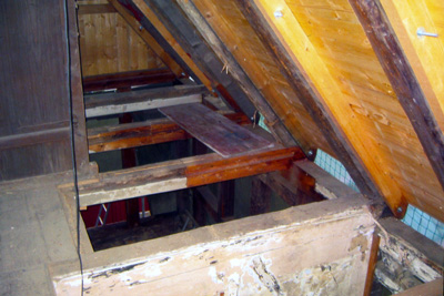 Angeschuhte Deckenbalken und auf den Sparren aufgebrachte Dachschalung