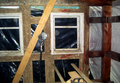 In Fachwerkkonstruktion wiederhergestellte Gebäudeecke mit Anschluß an das bestehende Fachwerk mit noch vorhandenen Fensterrahmungen (Bauzustand)