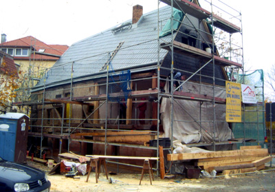 Sicherung der hangseitigen Obergeschoß-Fachwerkwand und Wiederherstellung der Giebelverschieferungn