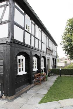 Außenanlage: Schäden am Umgebinde und Lehmausfachtung wurden behoben