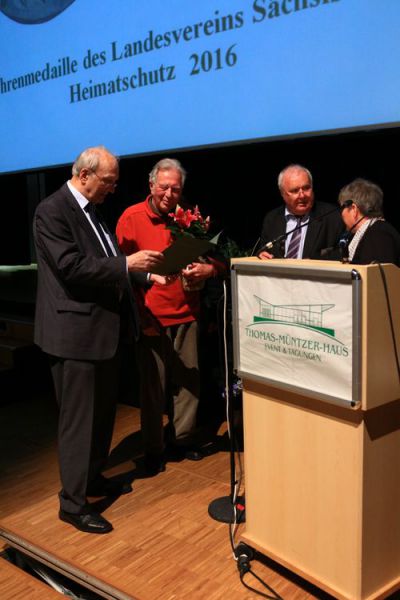 Dr. Rudi Koeppe bekommt die Ehrennadel überreicht