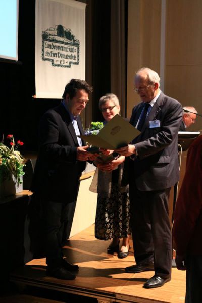 Rainer Hoelzer bekommt die Ehrenmedaille überreicht