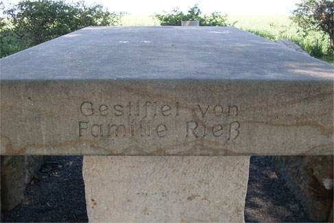 Inschrift an der Sandsteinplatte des Tisch in Erinnerung an die großzügige Spenderfamilie. Foto: Veronica Teicher