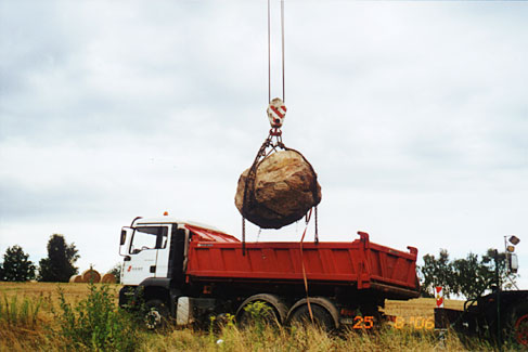 Umsetzung des Findlings, Foto: Veronica Teicher